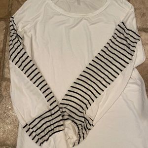 Boutique magic fit shirt size S/M